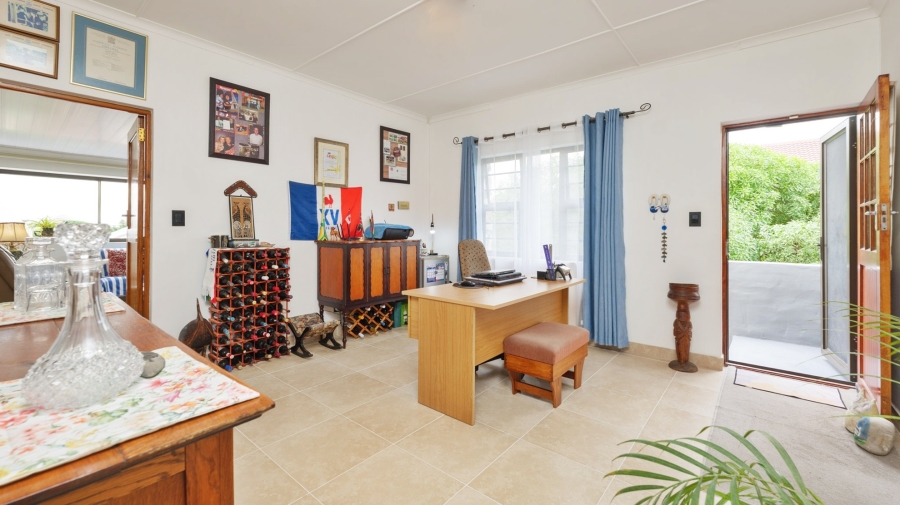 5 Bedroom Property for Sale in Struisbaai Western Cape
